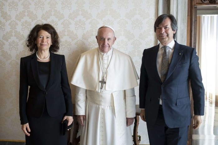 Intesa Sanpaolo, cordoglio per scomparsa Papa Francesco “Guida luminosa”