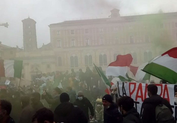 Corteo “Io apro” a Roma, tensione manifestanti-forze dell’ordine